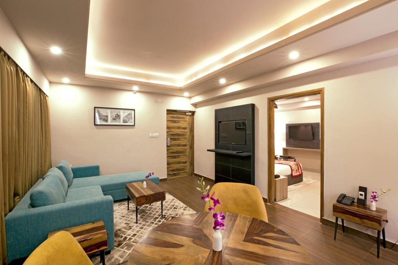 Regenta Central Noida, Sector 49 外观 照片
